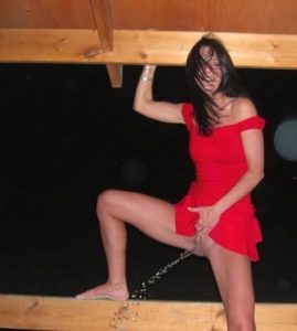 photo femme qui aime pisser sur un homme 037